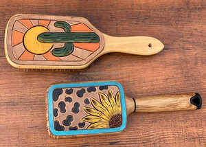 มาใหม่ล่าสุดขายร้อนสไตล์ตะวันตกจริงทําด้วยมือแกะสลักหนังแปรงผมหวีหนังทุกวันใช้อุปกรณ์เสริมผม - Product Image 4