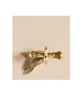 Elegantes ganchos de pared de latón de inspiración vintage con detalles de acabado dorado para interiores clásicos, los detalles son importantes para la autenticidad - Product Image 1