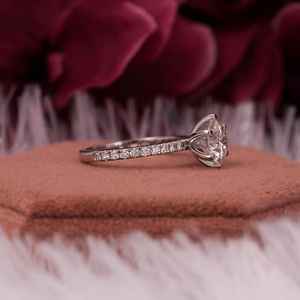 Anillo de compromiso de oro blanco de 14K con 1,5 CT Lab Grown DEF VS1 Ajuste de pavé de diamante de corte redondo para boda o aniversario de mujer - Product Image 4