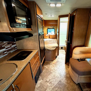 ผู้จัดจำหน่ายรถบ้านมือสอง ปี 2015 รุ่น T h o r Siesta Sprinter 24SA ประเภท Class B+ - Product Image 4