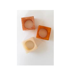 Servilleteros de resina artísticos en acabados de mármol para combinar con vajilla de primera calidad y configuraciones de comedor modernas y elegantes para el hogar - Product Image 3