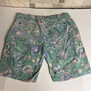 กางเกงขาสั้นโปโลสำหรับผู้ชายที่สวมใส่สบายทุกวัน ออกแบบด้วยวัสดุที่ยืดหยุ่นและน้ำหนักเบา ให้การเคลื่อนไหวที่ราบรื่น - Product Image 4