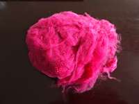Fibre discontinue de polyester de haute qualité de style solide de style rose recyclé pour la filature de tissu non tissé
