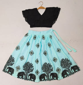 Conjunto de Falda Moderna Indo-Occidental de Moda Shoryam para Niñas, Blusa Negra de Diseñador con Mangas con Volantes, Lehenga Azul Bordada para Fiesta - Product Image 5