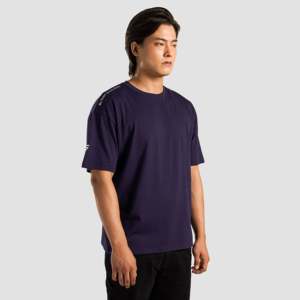 Camiseta Hustle Navy (Oversized) de Jersey Transpirable con Estampado Sólido y Número de Modelo Impreso - Product Image 3