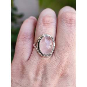 Bague de cocktail pour femme en argent sterling 925 faite à la main, quartz rose avec pierre précieuse rose ovale, bague élégante en pierre précieuse, cadeau pour elle - Product Image 2