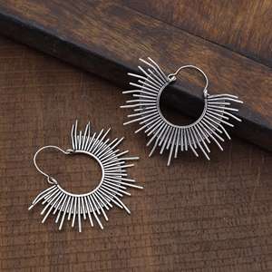 Meilleures ventes : Boucles d'oreilles créoles Bohème motif soleil, en laiton tribal, plaqué argent, pour femme, avec piques célestes, style statement soleil, Vente en gros/OEM - Product Image 5