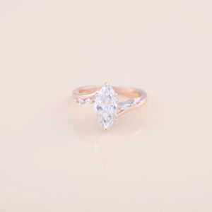 Bague de fiançailles avec diamant de laboratoire taille marquise de 1,30 carat |   Bague en or rose, blanc et jaune 14 carats à tige fendue, certifiée IGI, plaquée rhodium - Product Image 1