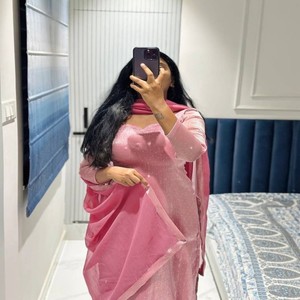 Conjunto de Kurti de Seda Elegante VASTRA COTTAGE con Pantalón de Microalgodón con Aplicaciones Termoadhesivas y Dupatta de Georgette Sintética para Bodas y Fiestas - Product Image 3