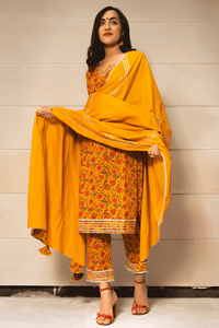 ENSEMBLE DE PANTALONS KURTA EN COTON JAUNE MOUTARDE IMPRIMÉ À LA MAIN AVEC COTON DUPATTA Robe décontractée en satin à fleurs avec taille naturelle - Product Image 6