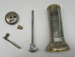 Juego de sal y pimienta de latón elegante con textura única y forma elegante, ideal para arreglos de mesa minimalistas y maximalistas - Product Image 6