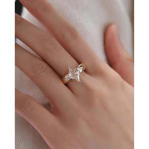 Bague de fiançailles pour femme AURALUXURIA en diamant de laboratoire, trois pierres, 2,20 carats au total, diamants latéraux en forme de losange et de poire, certifiée IGI, or - Product Image 2