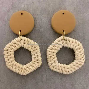 Pendientes de madera bohemios hechos a mano respetuosos con el medio ambiente al por mayor, pendientes de gota de paja de punto de ratán Natural, elegantes a la moda - Product Image 1