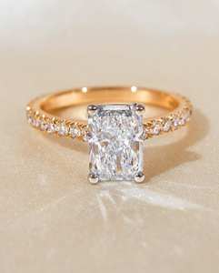 Anillo de compromiso solitario de CZ blanco de corte radiante de 11x9mm en oro rosa con banda pavimentada promesa nupcial joyería de moda al por mayor OEM - Product Image 1