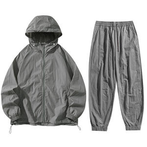 Vente en gros Nouvelle mode Veste coupe-vent en nylon ample avec fermeture éclair Ensemble de survêtement coupe-vent pour hommes - Product Image 1