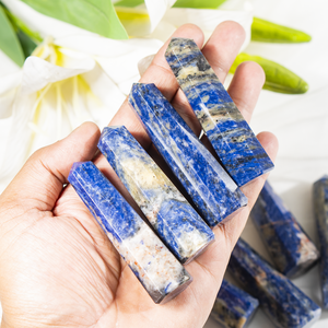 Obelisco/Punta de Cristal Semiprecioso de Sodalita Natural Pulida de 1 kg para Meditación y Decoración a Precio de Mayoreo - Product Image 2