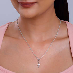 Colgante de Estrella Premium en Oro de 14K y 18K con Cadena de Eslabones Chapada en Rodio con un Moderno Diseño de Corazón de Diamante - Product Image 4
