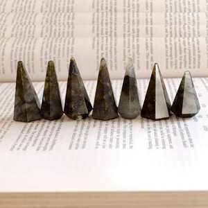 Pendule en forme de cône facetté en labradorite bleue naturelle, pierre précieuse reliée, cristal de guérison, radiesthésie, cristaux rares faits à la main - Product Image 1