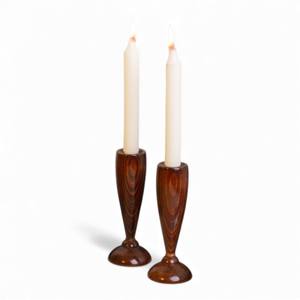 Par de Portavelas Altos Clásicos de Madera con Acabado Pulido Oscuro para una Decoración Interior Elegante - Product Image 1