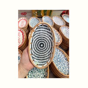 Plateau en rotin artisanal avec détails en nacre pour la décoration de la maison et le service à table - Product Image 1