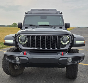 LISTO PARA CONDUCIR - USADO, VOLANTE A LA IZQUIERDA |   Jeep Wrangler Rubicon 2024 de Cuatro Puertas, Conversión American Safari JXL - Product Image 1