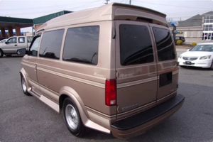 Vehículo Usado a Precio Accesible - Volante a la Izquierda |   Volante a la derecha |   1995 GMC Safari Regency Conversion Vans - Product Image 3