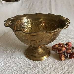 Bol piédestal design raisin en laiton Vintage/raisins en relief et feuilles sur les côtés,/bord supérieur à volants, Base cannelée - Product Image 1