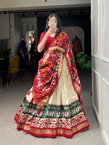 DERNIÈRE DESIGNER SILK PATOLA IMPRIMÉ AVEC BORDURE EN DENTELLE GOTTA PATTI LEHENGA CHOLI - Product Image 2