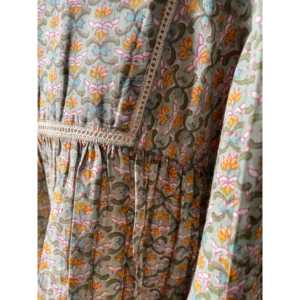 Blusa de popelina con estampado de bloques y corsé cuadrado para mujer, con logo bordado, volantes asimétricos, holgada, ideal para fiestas de otoño. Tallas XS-XL disponibles. - Product Image 4