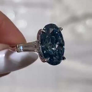 Anillo de Diamantes Azules de Laboratorio con Certificación IGI, 8.50ctw, Corte Ovalado, Tres Piedras con Laterales Baguette, Corte Catedral, VVSVS, Efecto Ombre - Product Image 2