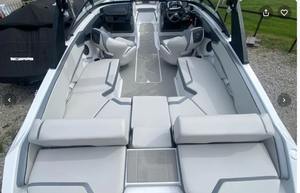 215 SE, un Popular Yate Deportivo de Fibra de Vidrio de 21 Pies, Ligero, Modelo 2023-2026, para 6 Personas, Ideal para Navegar, Surfear y Bucear - Product Image 3