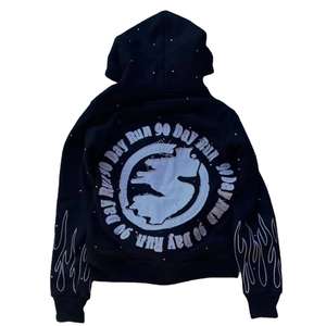 ผู้ผลิต OEM เสื้อฮู้ดดี้รุ่นใหม่ล่าสุด ปักลายแบบดิสเทรส ประดับด้วยคริสตัล ผ้าฝ้ายฟลีซคุณภาพสูง เสื้อฮู้ดดี้สตรีทแวร์สำหรับผู้ชาย 500 GSM - Product Image 4