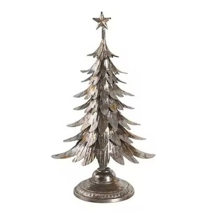 Sculpture artisanale de Noël en bois avec Père Noël en métal argenté, décoration festive unique pour table ou étagère - Product Image 6