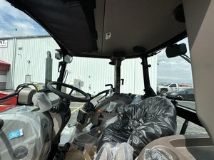 Tracteur Case IH Farmall 65C 2025 avec pompe moteur et boîte de vitesses, composants essentiels inclus, disponible à la vente - Product Image 6