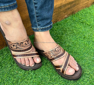 Nuevas sandalias de cuero mecanizadas a mano para mujer, zapatos de verano marroquíes tradicionales, Sandalias planas Bereber Vintage de cuero hechas a mano Natural - Product Image 4