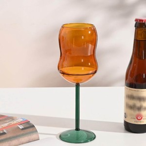 Las copas de vino de cristal color cielo y naranja son ideales para apreciar las sutiles diferencias entre las variedades de vino. - Product Image 3