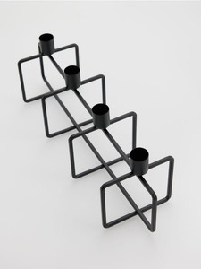 Hermoso candelabro de metal con intrincados patrones recortados y de alta calidad para un diseño interior moderno y entornos románticos - Product Image 6