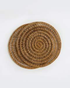 Plato de ratán de nuevo diseño con tejido antiguo, perfecto para salones rústicos, áreas de comedor y decoraciones para fiestas al aire libre - Product Image 5