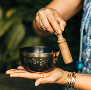 Cuenco cantor grabado con el símbolo Om, que ofrece un tono resonante profundo para prácticas espirituales. Precios al por mayor disponibles - Product Image 6