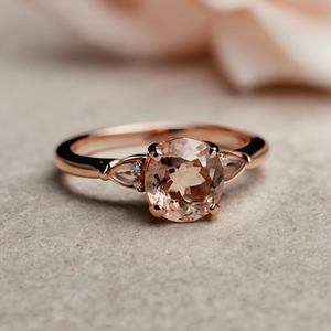 Bague à trois pierres ovale en or rose massif avec morganite et côtés en diamant poire, bijoux de fiançailles uniques - Product Image 2