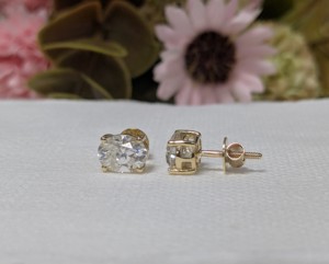 Pendientes de Oro Amarillo de 14K con Moissanita de Corte Oval Clásico de 0.5ct, 1ct, 1.5ct, 2ct - Product Image 3