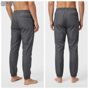 Pantalon imperméable en nylon avec impression de logo personnalisé populaire du printemps Joggers surdimensionnés pour hommes Pantalon de survêtement coupe-vent avec doublure en maille - Product Image 2