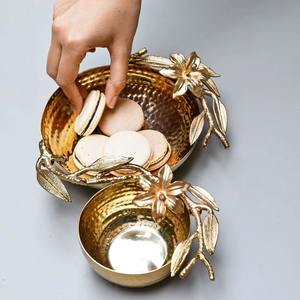 Tazón de latón de diseño moderno y versátil, perfecto para dulces, bocadillos, frutos secos y postres festivos. - Product Image 4