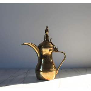 Cafetière en laiton de style moderne avec poignée ornée pour les maisons de décoration mondiales, les services de thé en plein air et les présentoirs de restauration - Product Image 1