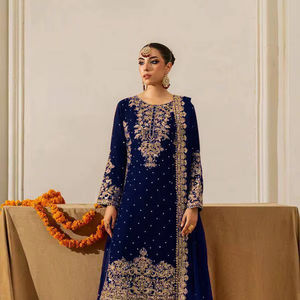 Ensemble Kurta en velours de viscose pur avec broderie à motifs et travail de perles, haut et bas avec dupatta, style pakistanais - Product Image 1