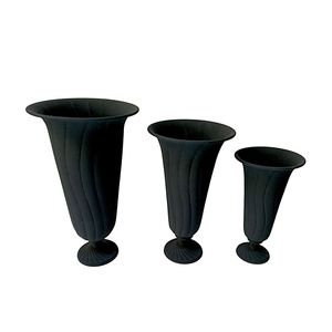 Vase en métal noir mat de grande taille en gros |   Vase décoratif en forme de spirale à cannelures de luxe pour l'intérieur |   Ensemble de 3 vases à fleurs en forme de trompette coniques - Product Image 1