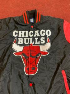 Chaqueta Bomber de Satén Formal Personalizada 2025 con Servicio OEM, Diseño Chicago Bull, Número y Patrón de Camuflaje, Procesamiento con Revestimiento, Primavera - Product Image 4