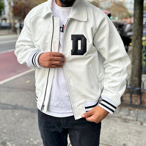 แจ็คเก็ตบอมเบอร์หนังแท้พรีเมียมสำหรับผู้ชาย พร้อมโลโก้ 3 มิติแบบนูนลาย  ดีไซน์ด้านหน้าแบบนูนลาย สำหรับแฟชั่นฤดูใบไม้ผลิ - Product Image 2