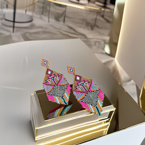 Boucles d'oreilles pendantes perlées multi-roses vibrantes avec broderie à la main unique - Product Image 1