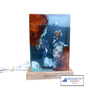 Lámpara de Resina con Forma de Piña de Navidad, con Nieve y Base de Madera, Hecha en Vietnam - Product Image 5